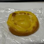 伊三郎製ぱん - 丸ごとリンゴタルト１２９円。
 
ふんわりとやわらかい生地にりんごのシロップ漬けとカスタードクリームをトッピングしてあります。
 