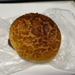 伊三郎製ぱん -  
パリパリチーズフォンデュ１２９円。
 
マイルドな味わいのゴーダチーズのチーズフィリングを包んで焼き上げたパンです。