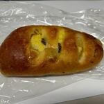 伊三郎製ぱん - 料理写真:レーズンりんご１２９円。
 
甘味が濃いレーズンを練りこんだ生地でりんごのスライスと特製カスタードを包み焼き上げてあります。
 