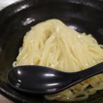 越後つけ麺 維新 - 麺はつるりとしている。