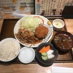 ぶたの屋 - 豚肉の生姜焼とメンチカツ定食
