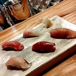 寿司ビストロ 禅 - ⭐️輝くお寿司たち❤️ランチコース5個セット♡前列左から鰆♪鮪赤身♪鰤♪後列左は鮪トロ♪右側は鯛♪