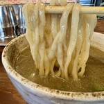 伊吹いりこセンター - 平打ち麺にいりこのスープが絡みつきます。