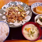 アサヒ食堂 - 料理写真:ホルモン定食＝1000円