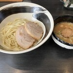 Tsukemen Hachibousei - ランチの麺は200グラム、チャーシュートッピング