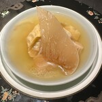 仁修樓 - フカヒレ　毛蟹入り餃子　白菜　上湯スープ　赤酢