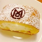 モノクル カフェ - モノクルカフェのロゴが入ったクリームたっぷりのロールケーキ！