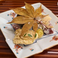 割烹 市川 - 紅葉を添えたお付きだし
