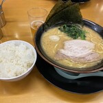 横浜家系ラーメン 宮本商店 - 