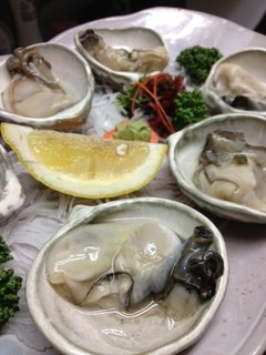 h Ichizuya - 厚岸産の生牡蠣、ひと口サイズがピタリとハマル・・・