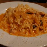ピッツェリア ドォーロ - ベーコンと玉ねぎのトマトクリーム(生パスタ)