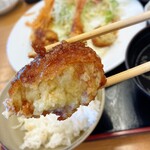 ドライブイン 西村食堂 - お芋がパンパンのどう見ても手作りコロッケ