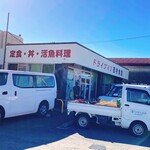 ドライブイン 西村食堂 - 外観です　隣の食堂のTシャツ着た人が誘導してくれてビッチリ停められます