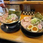 麺屋うさぎ - プレミアム煮干しらーめん、右は大盛♪