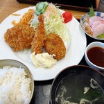 ドライブイン 西村食堂 - 日替わり定食980円（税込み）　ミックスフライ＆ミニ刺身