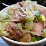 麺屋 煮干と鶏 ひんな - ネギチャーシュー丼250円