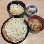 粉家 - 手前:豚肉ごまつけ汁うどん並850円
                                奥:カレーつけ汁うどん並850円