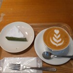 OGAWA COFFEE  - ガトーショコラ宇治抹茶510円税込、フラットホワイト580円税込