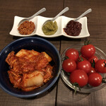 肉山 - 0. お通し＝キムチ、プチトマト（＆お肉用の調味料3種＝唐辛子入り大粒マスタード、柚子胡椒、辛味噌）
