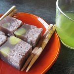 緑水庵 - サービスで出されたお茶とお菓子♪