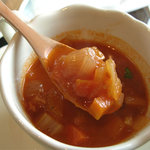 ラナンキュラス - ミネストローネスープ。 トマト風味のスープにニンジンやたまねぎ、ベーコンが入ってます。