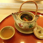 福鮨 - 土瓶の中には松茸などがたくさん入ってます