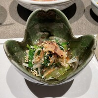 札幌かに家 本店 - 水菜のお浸し？　※特に説明は無かったけど、水菜、ニラ、エノキ、粗く削った鰹節がかかってます