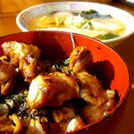 ラーメンねるら - セットメニューB(￥1000)。半ラーメン(塩)+焼き鳥丼 タレ(小)。焼き鳥丼を手前にして。