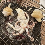 一丁 - タコとイカを焼くシーン