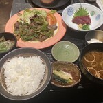 Bani Ku Baru Shimm Iyoshi - 三よし定食(馬肉の信州味噌炒めと馬肉赤身刺し)