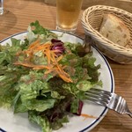 TAVERNA API - セットのグリーンサラダとフォカッチャ