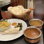 マゼリ - ネパールスペシャルランチ。ライスがなくてナン。