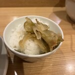 希須林 - サービスご飯に塩分控えめの搾菜を添えて