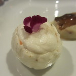 tavola di YOHEI yogi NISHIDA - 北海道もてもて（トマト）とルッコラとイタリア カンパーニャのモッツァレラ・ディ・ブファラ