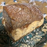 Bonbon BREAD - 照り焼きチキンサンド。半分。