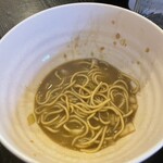 中華ソバ 伊吹 - 最後は煮干しスープを更に追加して、和え玉用の酢を入れて食べましたが、自分的には先程の（和え玉側に煮干しスープを入れる）少しジャンキーに感じる和え玉の食べ方が良かったかな。