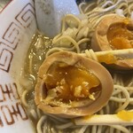中華ソバ 伊吹 - 【味玉】味5.0
      この味玉が‼️凄いんです‼️
      真ん中で割るとドロっとした黄身が出迎えてくれます。こんなに黄身の粘性が高いのは初めてかもしれない。ひと口頬張ると濃厚さが分かります。
      旨ぁぱぁ(*´ω`*)