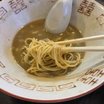 中華ソバ 伊吹 - つけ麺風に食べると、、、先程の麺の塩辛さが一気に柔らかくなってしまいました。
      う〜んΣ(-᷅_-᷄๑)
      俺が求めているのは、コレじゃ無い❗️
      違う「和え玉」側に少しだけ、濃厚な煮干しスープをかけて味を調整。