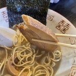 中華ソバ 伊吹 - 厚みは1cm位でしょうか。箸で持った重量感が堪りませんね。揺らすとブリッンっと揺れる魔性のチャーシューです。