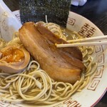 中華ソバ 伊吹 - 【チャーシュー（大）】味4.5
            このラーメンで圧倒的な存在感のチャーシュー。
            チャーシーはトロッとした脂半分、肉半分の構成になっています。肉の部分はギュッとと締まり❗️脂の部分は肉の甘みで攻めて来ます。