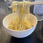中華ソバ 伊吹 - グルグル回して、麺を均一に整えよう。
      均一に混ざった後に一口_:(´ཀ`」 ∠):
      塩味が少し濃いタレが強めの「和え玉」になっています。
      次は、つけ麺風に煮干しスープに付けて啜りましょう。