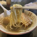 中華ソバ 伊吹 - 【麺】味3.9
                                麺は細麺でやや固め。
                                細麺は煮干しのスープを巻き込み口の中で暴れてきます。
                                麺の旨味もしっかりと煮干しにマッチして╰(*´︶`*)╯♡
                                割り箸なのも良いですね。
                                啜りやすい。