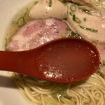 麺屋 翔 - スープは鶏と塩の風味が滑らか