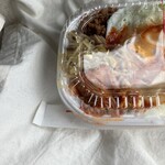 ほっかほっか亭 - 料理写真:ヤンニョムビビンバ弁当、唐揚げ2コ入り。