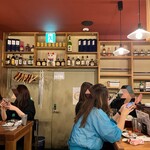 大衆飲み処 徳田酒店 - 昭和レトロな店内は女性客でいっぱい✩.*˚こういうお店も若い女の子に人気なのね〜•*¨*•.¸¸♬︎