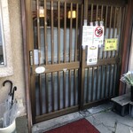 Wakasazushi - 入口。暖簾は出そうよ。ないのかな？