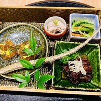 うなぎ四代目菊川 東京駅黒塀横丁店 - 見事な１本骨せんべい