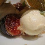 フロリレージュ - 佐渡産黒無花果のグラタン仕立て、紅茶のフランとカスタードのアイスクリーム2