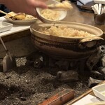 料亭 長坂 - 大きな土鍋にいっぱい炊き込まれてます