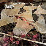 料亭 長坂 - エイヒレを炭火で炙ります